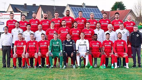 Hintere Reihe v.l.: Rico Wehrle, Michael Respondek, Tobias Klein, Yannick Häringer, Jonas Siegert, Anthony Mbem-Som Nyamsi, Fabian Spiegler, Hasan Pepic, Shqipon Bektasi, Serhat Ilhan, Fabian Schmid
Mittlere Reihe v.l.: Vorstand Dieter Bühler, TW-Trainer Jerome Reisacher, Trainer Dennis Bührer, Trainer Axel Siefert, Tim-Sebastian Buchheister, Walter Adam, Fabian Nopper, Santiago Fischer, Teammanager Bernhard Wiesler, Sportlicher Leiter August Zügel, Betreuer Kai Brunner, Physio Andreas Fritz
Vordere Reihe v.l.: Maximilian Faller, Laurentiu Petean, Luca Köbele, Aaron Gut, Dennis Müller, David Bergmann, Faiz Gbadamassi, Ergi Alihoxha, Erich Sautner