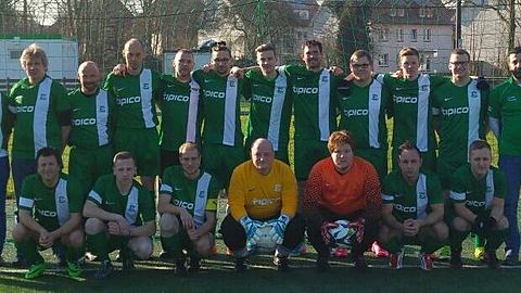 (h.l.) Betreuer Romano Adam, Christian Schulz, Betreuer Fred Gode, Uli Koepernik, Robert Böttcher, Kuba Smilek, David Kruzycki, Jan-Gero Gernoth, Florian Fischer, Steven Tiedemann, Jendrik Wöbken, Kai Janda, Trainer Cüneyt Sayilkan, Co-Trainer Thomas Rohse
(v.l.) Mecit Bal, Dennis Korzekwa, Daniel Puls, Bobby Wüllner, Alex Gebsattel, Yalli Maltas, David Klassen