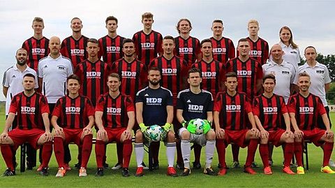 v.l.hinten:
 
Tim Bastian, Maximilian Ladewig, Nino Neuwald, Emanuel Clemens, Lukas Schesny, Patrick Franke, Laurits Schulze-Buschhoff, Betreuerin Sabine Schulze
 

v.l.mitte:
 
Co-Trainer Pedro Cardoso, Trainer David Karaschewitz, Timo Rehfeldt, Nico Klockzien, Marek Hudak, Marcus Uher, Vincent Alvensleben, Betreuer Daniel Schulze, Betreuer Sven Pflanz
 

v.l.vorn:
 
Christoph Lindenberg, Tobias Pausch, Tino Krotzeck, Leo Thumser, Marc-Philipp Zuch, Niklas Goslinowski, Tobias Schesny, Patrick Tietz
 

es fehlen:
 
TW-Trainer Stefan Nicola, Connor Niedziella, Philipp Wannke, Elias Nerlich
 
    

Trainingszeiten:
 
Mo, Mi sowie Do oder Fr (je nach Spieltag) ab 18:30