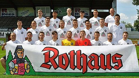 hinten (v.l.): Felix Hellwig, Sofian Bab, Tim Weißkopf, Alessandro Mita, Jeremia Gass, Michael Flesch (TW-Trainer)
Mitte (v.l.): Marc Binder (Co-Trainer), Tina Langner (Physio), Julian Engler, Steffen Kemmet, Lukas Züfle, Benjamin Züfle, Felix Wolf, Mark Costa (Trainer)
vorne (v.l.): Siggi Bührer (Betreuer), Jannick Baumer, Tim Baumer, Denis Gretz, Carsten Schmitz, Max Schwabe, Jakob Griesbaum, David Künzler, David Wormuth