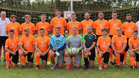 Foto: Beuche/Privat
Stehend v. l.: Co-Trainer Bardt, TT Nölle, Springer, Heine, Prause, Opfermann, Anton, Bela, Ruhnow, Liebenow, Walther, Trainer Patommel
Untere Reihe v. l.: Knorrn, Flögel, Lorenzo Valiente, Köppen, Olm, Voland, Graß, Wiegel, Zänker
Es fehlen: M. Böhme, S. Zölfl, M. Schmelzer, ML J. Schmittinger, SL D. Kern