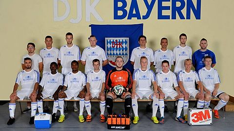 oben links: Spielleiter Marco Zenna, Patrick Hinz, Manfred Paal, Armani Haushammer, Mahmoud Talouneh, Sahin Uzun, Uwe Dietrich, Trainer Stephan Baumann
unten links: Pshtiwan Ismail, Abdallah Hassan, Christian Deghela, Sascha Becker, Jimmy Herbst, Maurice Riziero, Andre Wolf, Andreas Lindner, Adrian Triebler
Es fehlen: Kevin Bicknell, Oliver Triebler, Arif Akkus, Christof Gastl, Sascha Hübern, Daniel Marquardt, Felix Jugel, Paul Quintal, Benjamin Strobel, Silvio Markovic, Marco Romanelli, Salvatore Trebisonda, Daniel Huber, Gino Zimmermann