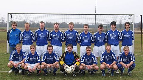 stehend von links: Tobias Pinzl, Spielertrainer Matthias Schedlbauer, Michael Müller, Ben Weiss, Andreas Bielmeier, Gerhard Strohmeier, Andreas Plenk, Manuel Freund, Patrick Gegenfurtner

knieend von links: Franz Grassl, Martin Pfeffer, Stefan Treml, Kapitän Hans Egginger, Stefan Rankl, Walter Spielbauer, Manuel Weinberger

es fehlen: Torhüter Marc Szilaghy, Helmut Kilger, Hans Zachskorn, Thomas Koppera, Hans Jürgen Zehrer