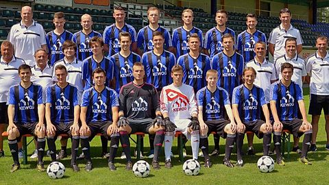 Hintere Reihe von links: Thomas Binner (Technischer Leiter), Florian Reich, Thomas Wildenauer, Josef Rodler, Martin Schuster, Andreas Wendl, Christoph Hegenbart, Michael Riester, Christian Stadler (Sportlicher Leiter).

Mittlere Reihe von links: Reinhard Hecht (Betreuer), Hans Wach (Betreuer), Marco Weis (Physiotherapeut), Tim Roith, Marco Kießling, Julian Schindler, Tobias Plössner, Ralph Egeter, Jürgen Pankoff-Sosnowski (Torwart-Trainer), Tomas Galasek (Trainer), Norbert Prediger (Co-Trainer).

Vordere Reihe von links: Stefan Graf, Michael Busch, Maximilian Geber, Dominik Forster, Felix Hofmann, Dennis Lobinger, Rafael Wodniok, Johannes Scherm.

Es fehlen: Dennis Paulus, Thomas Mallette.