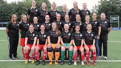 Links oben Jennifer Dirks, Liza Seelemeyer, Kristin Mählmann, Kerstin Busse, Alina Wieting, Sarah Helmts
Mitte links Betreuerin Selina Schinkel, Sarina Büsing, Lena Kemmeries, Kerryn Heise, Cäcilie Grubich, Louisa Hollmnann, Josephine Schnibbe, Irina Schwarz, Co Trainerin Isabel Krummacker, Trainer Jonny Peters
unten links Sabrina Warns, Carina Bakenhus, Laura Ruck, Aylin Helmts, Jasmin Heisig, Elice Arndt
es fehlen auf dem Bild Marieke Schnare, Paulina Schäck