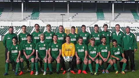 stehend v. l.: Lutz Zurek (TR), Arthur Kinder, Christoph Nemetz, Niels Heeg, Nick Rau, Christoph Dunkel, Florian Buttstedt, Henning Schneider,
Marcus Rudolph (Assist.-TR), Harald Gräfe (ML), Norbert Maciejewski (Co-TR)
sitzend v. l.: Senad Hasannovic, Alexander Heinicke, David Manewaldt, Tim Wecker, Marc Peisker, Michel Urban, Niclas Wenzel,
Leuart Sinani, Danijel Ramic
Es fehlen: Tony Franke, Christian Götzfried, Michael Staude, Johannes Schwarz