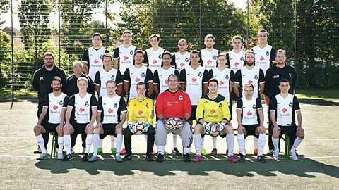 V.l.n.r. OBEN: Martin Koch, Nick Kleuser, Dominic Siegemund, Zakaria Iboudihan, Julian Becker, Marcel Porada Demir Redzic

MITTE: Co-Trainer Petar Ribaric, Betreuer Dieter "Zwiebel" Tibulski, Kevin Küster, Philipp Kronenberger, Marzouk Attaouil, Amadeus Petrides, Jonas Wünsche, Nicolas Schmelling, Trainer Holger von Wiecki

UNTEN: Jose Gomez, Marc Selicke, Christoph Meißner, Moritz Johannknecht, Marcel Saponjac, Andreas Mundt, Kurt Pallmann, Samir Baziou

Es fehlen: Dennis Lehnert, Sven Lukas