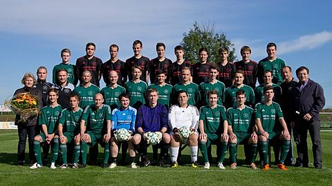 o.l. Mario Meklin, Florian Stöhr, Dominik Finger, Maximillian Grandl, Maximillian Eder, Michael Kellhuber, Markus Hauswirth, Andre Entholzner, Thomas Berger, Michael Derzmann
m.l. Frau Entholzner, Klaus Wimmer, Tobias Pinzhoffer, Thomas Bannert, Christoph Fuchs, Manuel Hönig, Alex Giel, Florian Hackel, Fabian Pieringer, Christoph Pinzhoffer, Andreas Huber, Georg Schachtner, Herr Entholzner
u.l. Bernhard Entholzner, Herbert Richly, Stefan Danninger, Andre Asbeck, Ludwig Mai, Matthias Eller, Maximillian Diegruber, Christoph Engleder
es fehlt: Willi Mai, Simon Demmelbauer, Kevin Kaiser, Erwin Kaiser, Michael Lauber, Andreas Angerer, Alexander Bründl, Dominik Rohrer, Alois Schreiner,