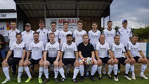 SG 1905/20 Weinsheim 2016/17
Hinten v.l.n.r.: Jens Gräff, Betreuer Florian Zimmermann, Trainer Hans-Peter Zimmermann, Nico Kuß, Maxi Walg, Jonas Stellwagen, André Bodem, Oliver Kurz, Abteilungsleiter Patrick Donau.
Vorne v.l.n.r.: Jeffrey Thiel, Eric Hieronymus, Julian Fischer, Semih Senel, Jonas Bornschein, Steven Thiel, Denis Bischof, Dennis Messer.
Es fehlen: Andreas Endres, Marc Soine, Sascha Messer, Michael Bischof, Luca Valerius, Nici Hennrich, Tim Müller.