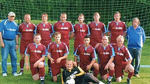 Trainer Müller-Rene Ottilie - Daniel John- Sebastian Pönitz-Jason Krüger-Sebastian Weitz-Dirk Pfeiffer- ML Hans Kirst
Unten: David Ottilie-Felix Grabowski- TW Frank Diesel- Andreas Blümner
Marcel Tänzer-Trainer Wolfgang Hartmann