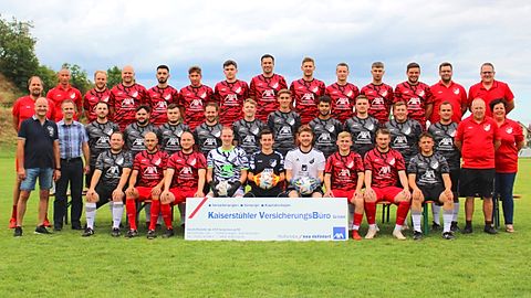 1. und 2. Mannschaft SC Kiechlinsbergen Saison 2023/2024 mit Funktionsteam und Vertretern des Trikotsponsors Axa Kaiserstühler Versicherungsbüro.