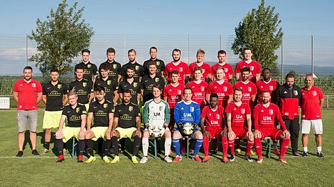 hintere Reihe v.l.n.r.: Michael Vögtle, Benedikt Scholz, Jonas Friedrich, Marco Barth, Cem Zengin, Kevin Drost, Philip Linser, Finn Kern
mittlere Reihe v.l.n.r.: Sebastian Lauk (1. Vorsitzender), David Abdelrazek, Stefan Hüglin (Trainer 2. Mannschaft), Philipp Schnurr, Fabian Greiner, Chris Albrecht, Simon Bimmler, Felix Nell, Philipp Steiert, Mesut Bulut, Okacha Kassim, Nico Capilluto (sportlicher Leiter), Raffaele Maggiore (Trainer 1. Mannschaft)
vordere Reihe v.l.n.r.: Yanik Schätzle, Maurizio Maggiore, Patrice Wassmer, Leon Niemeier, Markus Schächtele, Amadou Bah, Benjamin Zirwen, Sebastian Baumann

Es fehlen: Amer Absi, Chris Person, Christian Völker, Daniel Deusing, Fabian Wagner, Ivan Dugina, Jacob Bührle, Lutz Fünfgelt, Manuel Gremmelspacher, Moritz Greiner, Nazhan Ilyas, Philipp Kiechle, Safwan Khalaf, Sebastian Hell, Sebastian Liebetrau, Stefan Krassin, Usama Mohammad