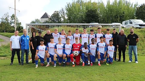stehend, von links) Torwarttrainer und Betreuer Gregor Kusch, JFG-Vertreter Robert Heider, Fadime und Haydar Kurban, Trainer Dennis Hemmerich, Noah Schmitz, David Huber, Daniel Hilsendeger, Alexander Kiendl, Rares Moloca, Sebastian Spies, Fabian Borchert, Johannes Scheler, Cedric Graf, Trainer Daniel Peter und Medet Kurban;
(knieend, von links) Wahid Rezae, David Brückl, Sebastian Müller, Maximilian Kiendl, Jonas Kusch, Cherif Fofana, Yuri Santos, Shanin Joshani und Ahmad Nadjib.