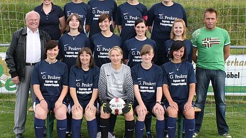 Reihe oben (v.l.n.r.): Bettina Scheßl, Corinna Röhrl, Stefanie Brandl, Raphaela Eder, Katrin Röhrl

Reihe mitte (v.l.n.r.): Alois Tannerbauer (Vorstand), Marion Weiherer, Vanessa Preis, Daniela Schuster, Antonia Stündler, Gunther Peukert (Sponsor)

Reihe vorne (v.l.n.r.): Theresa Prem, Rita Weiherer, Andrea Eder, Franziska Achatz, Kathrin Mittermeier