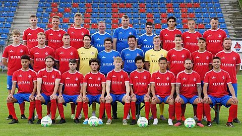 obere Reihe von links: Danny Rankl - Niklas Klein-Wiele - Fabio Forster - Physiotherapeut Uli van Baal - Torwarttrainer Tobias Schulte-Mattler - Betreuer Tim Jansen - Issa Elie El Assal - Maximilian Janssen - Nedzad Dragovic 
mittlere Reihe von links: Matti Völkel - Philipp Divis - Tim Haal - Ahmet Taner - Trainer Umut Akpinar - Co-Trainer Lars van Rens - Haakon Johannes Pomorin - Alexander Basalo - Juliano Ismanovski - Dano Evrard 
vordere Reihe von links: Nathnael Scheffler - Luca Thuyl - Hasan Akcakaya - Diwan Duyar - Frederik Meurs - Masaya Sasaki - Shuki Hamanosono - Pascal Hühner - Elidon Bilali