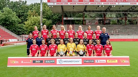 Luise Wille, Joanna Füchsel, Vanessa Baugatz, Nele Wilknitz, Madeleine Spindler, Emily Karger, Gülcan Aksoy, Megan Reichenbach
Mittlere Reihe: Trainerin Anja Matthes, Betreuerin Isabel Schmidt, Melina Butt, Lena Worsch, Pauline Gericke, Louisa Kähler, Lucy Wendling, Aliya Bredereck, Trainer Sven Fiedler
Vordere Reihe: Charlotte Rickert, Mia Griethe, Hannah Kratz, Lara Frank, Hannah Thews, Leoni Faust, Carolin Hamann, Lina Krauss, Pia Gutta