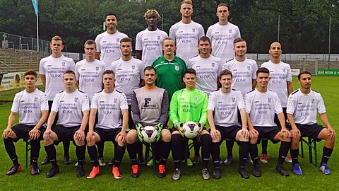 Hintere Reihe: Mohammad Bayat, Nouhan Bamba, Enrico Below, Erik Steinmetz
Mittlere Reihe: Erik Buchwalder, Tim Gessing, Maximilian Naebert, Co-Trainer David Spillmann, Spielertrainer Christian Mlynarczyk, Calvin Bernatek, Noori Hosain
Vordere Reihe: Johann Dörfer, Niklas Kosch, Sören Woldt, Sebastian Drömert, Tim Lehmann, Romeo Bezill, Julian-Luca Hikade, Nisarahmad Nikzad