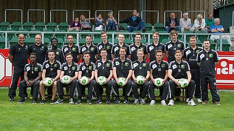 Der Kader des Bezirksligateams vom Heeslinger SC II mit Trainer Jörn Augustin (Hinten, zweiter von links) und Co-Trainer John Bekkers (Hinten ganz links).