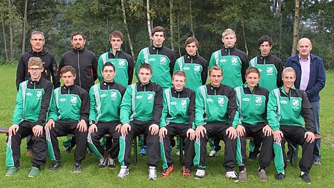 (sitzend von links):Bauernfeind Alex, Petrat Sebastian, Schubert Markus, Trum Michael, Früchtl Dominik, Probst Simon, Scheßl Michael, Lauerer Hanse
(stehend von links):Jugendleiter Wittenzellner Franz, Trainer Pfeffer Michael, Wittenzellner Michael, Bielmeier Dominik, Kerschl Dominik, Zeidler Andreas, Maierhofer Daniel, Wittenzellner Walter (Sponsor der Trainingsanzüge)
Es fehlen:Müller Hans-Jürgen, Schönberger Lukas, Schaller Alex, Hinkofer Florian, Seitz Stefan.