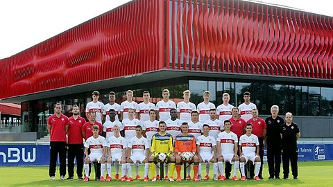 Der VfB U17 Kader für die Saison 2015/16. 

vordere Reihe von links nach rechts: Marcel Bahm, Daniel Bux, Mert Püsküllü, Dominik Koch, Jerome Weisheit, Ali Ferati, Ioannis Kamenis, Marco Manduzio Mittlere Reihe von links nach rechts: Markus Krauss (TW-Trainer), Denis Brennenstuhl (Physio), Heiko Necker (Co-Trainer), Willibroad Gumuh, David Govorusic, Jose-Enrique Rios Alonso, Jeffrey Idehen, Tim Pöhler, Burhan Senyüz, Kai Oswald (Trainer), Tobias Unger (Athletiktrainer), Dietmar Matschi (Betreuer, Helmut Abel (Betreuer) Hintere Reihe von links: Tim Rudloff, Marc Onuoha, Jonas Preuß, Enes Türköz, Manuel Kober, David Grözinger, Philipp Rogalsky, Samuel Mayer, Azad Toptik 



Foto: Baumann