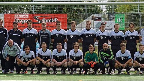 © Alex Wolfanger - o.v.l.: Trainer Hans Eiler, Andreas Breier, Hendrik Grünen, Markus Brill, Thuliv Leo, Timo Stuhlsatz, Oliver Wirth, Philipp Romang, Jan-Erik Schlicker, Felix Cyrano Stuppy, Philipp Schwarz - u.v.l.: Gerd Lovisa, Patrick Bläs, Jonas Müller, Julian Schank, Thomas Häck, Jan Klein, Dennis Eickhoff, Andreas Jung, Erik Heckmann, Tim Leinenweber - Es fehlt: Christian Meiser