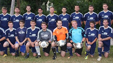 stehend v.l.: Trainer Thomas Lehnen, Martin Klaeser, Philipp Hans, Sebastian Heib, Johannes Keil, Carsten Bach, Nouri Rasani, Ive Simon, Marco Holzhauser, Christopher Göden, Manuel Meyer

knieend v.l.: Fabian Wittkowsky, Bastian Glessner, Nicolas Schmitz, Michael Kopp, Felix Kramkowsky, Sebastian Thielen, Max Großmann, Sascha Biewer, Ralph Backes, David Berens.