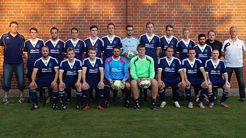Stehend von Links: Torwarttrainer Rico Nass, Andreas Springer, Björn Buck, Bernd Springer, Axel Bremer, Mario Steffens (C), Niklas Breden, Leon Sygulla, Tobias Buck, Kenny Brünjes, Salman Bozan, Betreuer Bernd Quell, Trainer Lutz Hülsenberg.
Sitzend von Links. Björn Fölsch, Marvin Wilkens, Sabian Hauschild, Jörg Klemp, Julian Springer, Jörn Steffens, Szymon Kalinowski, Patrick Quell.