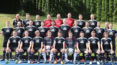 SG. Meisenheim/Desloch/Jeckenbach 1 in der Saison 2017/2018:
hinten v. lks.:
Maurer Sascha (sportlicher Leiter), Heimann Marius, Redschlag Luca, Trainer Baumgartner Andy, Betreuer Haag Olaf, Torwart-Trainer Bürstlein Olaf, Gedratis Marius, Schmell Christian, SG 2 Trainer Ronny Hoffmann.

mitte v. lks.:
Baderschneider Luca, Co.-Trainer Schmell Benjamin, Gehres Leon, Lörsch Maurizio, Klippel Niclas, Marquis Marcel, Mohr Pascal, Frantzmann Felix, Sponheimer Max, Frey Dominik.

 


vorne v. lks.: 
Krzyzowski Patrick,Tiedtke Alexander, Borger, Carlos, Schmitt Michel (Torwart), Malik Yerima, Redschlag Marcel (Torwart), Frey Peter, Schneider Marc-Andre, Lawnik Christoph.
Es fehlen: Ersoy Burak und Hooks Tristen.