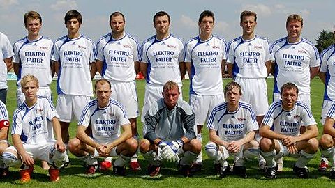Der SV Haidlfing in der Saison 2008/09 (hinten von links): Trainer Thomas Müller, Michael Hillmeier, Christian Penzkofer, Stefan Simmeth, Lukas Smolin, Martin Ostermeier, Spielertrainer Paul Weinzierl, Roland Krammer, Christian Fischer. Vorne von links: Spielführer Jürgen Mayer, Oliver Bogenschneider, Andreas König, Wolfgang Rummelsberger, Andreas Loibl, Markus Schindler, Christian Ruhstorfer