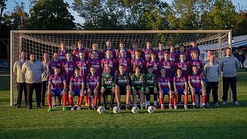 Hintere Reihe v.L.: Julius Huget , Ben Ole Jahn, Finn-Luca Görting, Jim Dölle, Benjamin Schmidt, Carlo Wendl, Finlay Stutze, Nelio Albrecht, Giuliano Bembeneck, Mika Wust, Ben Behns Mittlere Reihe v.L.: Trainer Christian Hucke, Trainer Dave Krüger, Trainer Dirk Kupsch, Lino Eisfeld, Titus Koch, Jan-Luca Schläger, Jannik Hermes, Frederik Wallwitz, Till Mars Kunze, Lukas Wübken, Adem Morina, Diego Buchholz, Finja Böhlecke, Noah Elias Hucke, Trainer Christian Wust, Trainer Marcel Bressler, Trainer Steffen Köppen vordere Reihe v.L.: Janosch Kunze, Elias Horst, Richard Frank, TW Matti Kupsch, TW Franz Kindl, TW Lara Kreuter, TW Colin Funke, Lennox Mäter, Bastian Klose, Maximilian Krause