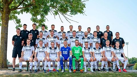 obere Reihe v.l.: Niklas Hackling, Oliver Ehlting, Bariq Rezaie, André Daniels, Kevin Büyükkaya, Steffen Böing, Kadir Bayluk, Fabian Teklote, Max Trompert, André Weidemann

mittlere Reihe v.l.: Jonas Spiegelhoff, Ludwig Tekampe, Gunnar Kruse, Michael Schmeinck, Felix Blum, Jan-Bernd Eckers, David Heuer, Oliver Tüshaus, Heiner Bauhaus, Markus Rambach

ntere Reihe v.l.: Jannik Fischer, Lauritz Uebbing, Dominik Brinckmann, Jens Warning, Marco Läsker, Marvin Brozi, Kevin Ueffing, Max Tüshaus, Johannes Hiebing