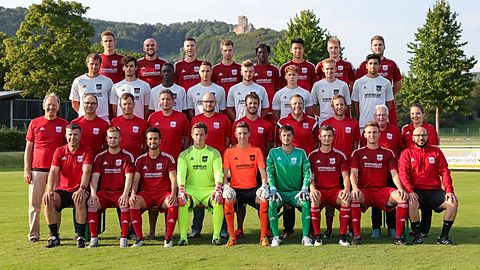 4. Reihe v.l.: Marvin Müller, Sergej Triller, Lucas Thiel, Benedikt Nickel, Buba Ceesay, Antonius Tran, Tobias Bernstein, David Bosek;

3. Reihe v.l.: Tim Behringer, Gianfranco Disanto, Lamin Colley, Mirco Böhler, Andreas Lismann, Marco Neubauer, Matthias Horn, Roberto Billeci;

2. Reihe v.l.: Dr. Stefan Preis (Teamarzt), Dr. Christof Klemt (Teamarzt), Dr. Burkhard Cerff (Teamarzt), Steffen Schramm (Sportliche Leitung), Martin Aßmuth (Sportliche Leitung), Dominik Schäuble (Präsidium), Joachim Schröter (Präsident), Christian Schloz (TW-Trainer), Bruno Böhler (Betreuer), Tanja Zähringer (Physio);

1. Reihe v.l.: Ralf Moser (Trainer), Fabian Rabe, Luigi Squillace, Maximilian Imgraben, Dominik Lüchinger, Thomas Wasmer, Daniel Briegel, Nils Mayer, Mino Bouhabila (Co-Trainer);

es fehlen: Angelo Di Palma, Arno Leisinger, David Pinke, Enzo Stamile;