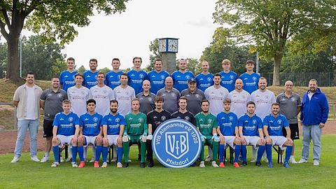 obere Reihe von links:
Jannik Lommen, Marvin Flounders, Dustin Hoffmann, Luca Stratemann, Christian Urbanek, Lars Völpert, Dominik Saat, Klaas Hendricks, Noel Köppe
mittlere Reihe von links:
Sponsor Martin Menting, Betreuer Kevin Sattler, Christian Emmers, Jamie Caspers, Dominik van Baal, Teammanager Gilbert Wehmen, Trainer Raphael Erps, Co-Trainer Jürgen Zeegers, Lukas Völpert, Nick Helmus, Pascal Müller, Betreuer Achim Stratemann, Sponsor Bastian Schlotmann
untere Reihe von links:
Lennart Helm, Samouil Schiefer, David Rothemel, Cedric Kamps, Nico Cleven, Levi Eckermann, Niklas Weeren, Tom-Luca Janßen, Aaron Hoffmann, Nils Mildenberger
es fehlen:
Luca Eikemper, Luca Kanders, Joep Renkens, Danijel Lorenz, Ben Strodt, Tom Strodt, Tom Voß, Betreuer Klaus Roelofs
