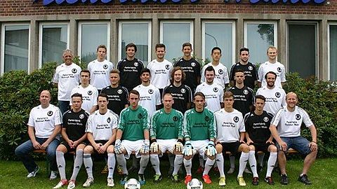 h.l.Betreuer R.Demski;D.Mattner;D.Hambloch;K.Krohm;N.Wellens;O.Takaaki;D.Böhnke;M.Kasperczyk.
m.l.F.Jülich;M.Dohmen;H.Uygun;B.Kurth;D.Bein;N.Chouliaras;Co-Trainer D.Schippers.
v.l.T-Trainer F.Wüffel;Y.Kuhnke;J.Steltzner;S.Meinke;S.Wirtz;D.Zimmermann;T.Nepomuck;S.Chouliaras;Trainer B.Virnich
Es fehlen:Co-Trainer L.Fackeldey;N.Zang;S.Esser;V.Semiz;P.Tombeux;J.Becker;P.Simon