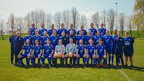 Obere Reihe v.l.: Philip Barte, Lukas Tobien, Marvin Kandula, Oliver Wiederhold, Robin Ernst, Daniel Bosse, Ronny Rehwald, Florian Lampe
Mittlere Reihe v.l.: Volker Wahrendorf, Uwe Hamann, Matthias Fischer, Paul Meyer, Julian Claus, Thomas Holste, Martin Pasemann, Alexander Patyk, Fritz Ohnesorge, Erik Böse, Patrick Voigt, Jonas Kluge, Michael Wahrendorf, Leonard Friedrich, Lennox Riethmüller
Untere Reihe v.l.: Christopher Bakus, Maximilian Rode, Nico Hochgräfe, Jonas Duderstadt, Felix Theile, Arne Schomburg, Felix Hamann, Dominic Geeven