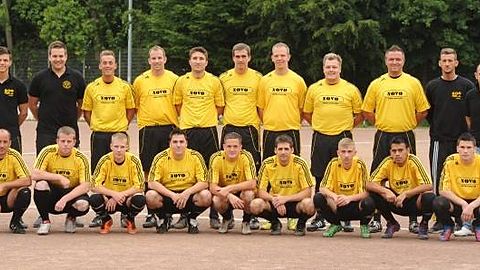 Obere Reihe v.l.n.r.:
Markus Mohr, Betreuer Bert Fuhrmann, Florian Oberndorf, Sascha Bauch, Sebastian Gippert, Stefan Tittelbach, David Franssen, Daniel Gödderz, Kai Fritzsche, Roberto Di Lauro, Trainer Ertan Terzi
Untere Reihe v.l.n.r.:
Norbert Oleff, Thomas Gerhards, Daniel Wiskirchen, Sascha Wolber, Thomas Neysters, Pierre Baltes, Albert Selimi, Jonathan Nunez-Bustamante, Ali Akgül
Es fehlen:
Andreas Mohr, Isa-Danyel Gengec, Daniel Ströhla, Thorsten Jaffke