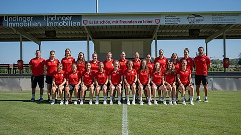 Oben: Timo Lüneburger, Franka Flach, Greta Schramm, Julia Gierer, Lilli Kubitzky, Celine Dreher, Carla Dillmann, Pia Schöllhorn, Lena Marie Müller, Emely Stock, Linda Berkmüller, Pia Löchle, Bilal Altiparmak

Unten: Emma Steck, Verena Krug, Laura Simmendinger, Laura Kahle, Mona Steinhauser, Sabrina Baumhauer, Anne Steinhauser, Madlen Kranz, Theresa Schreibmüller, Susen Steinhauser

Es fehlen: Isabelle Heberle, Anna Hartmann, Lea Zimmermann, Lilith Knauf, Linda Senger-Frey, Theresa Fehringer, Fiona Dankwart, Jana Niemann, Jasna Koch, Julia Burkhardt, Selia Luksch, Pauline Huber