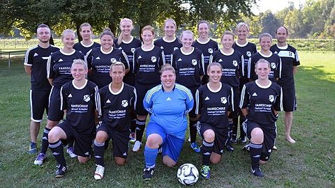 H. v. l.: Trainer Danny Kerle, Valerie Pierer, Alisa Strobel, Franziska Ritter, Jannika Klink, Verena Schmidt, Abteilungsleiter Helmut Dürr
M. v. l.: Silke Domke, Rebecca Lipp, Tanja Schneider, Lara Laible, Marie Stanke, Carmen Lipp
V. v. l.: Stefanie Gutheber, Jessica Babauta, Nadine Hanus, Anette Mügge, Sarah Rothenbacher