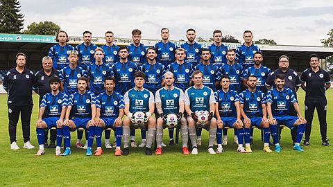 Hintere Reihe v.l.n.r.: L. Kupfer, Di Mari, Blume, Belzer, Saibert, Tasdemir, Heinen und Knop. Mittlere Reihe v.l.n.r.: Zintner (Team-Manager), Baier (Betreuer), Seok, Lüttenberg, Burghard, Leber, Fronia, Tekin, Sola, Siyamend, M. Kupfer (Co-Trainer) und Gülenc (Cheftrainer). Vordere Reihe v.l.n.r.: Asut, Raufeiser, Al Khalil, Misiak, Horn, Lienen, Bonanno, Buscemi und Zupo. Es fehlen: Forte, Postic, Hensel (Physio) und  Swoboda (TW-Trainer).