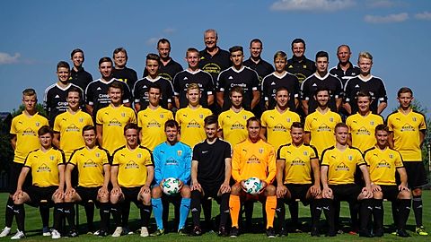 1. Reihe von links: Alexander Wenisch, Julian Frei, Nicolai Schnitzler, Frederik Bölke, Manuel Witt, Lothar Jauernig, Christian Kofler, Manfred Rinninger, Jonas Kummer
2. Reihe von links: Simon Kofler, Alexander Dietrich, Gregor Mang, Florian Jakob, Thomas Schmidbauer, André Michels, Simon Ciola, Robin Berger, Michael Kofler, Philipp Gietl
3. Reihe von links: Tim Zillober, Niklas Hoffmann, Florian Freymann, Stefan Jarmoc, Marco Stock, Robin Böhning, Mario Levarda, Jonas Weiss
4. Reihe von links: Nico Friedel (Betreuer), Albert Frei (Spielausschussvorsitzender), Andreas Böhning (sportliche Leitung), Roland Nitsch (Trainer 2. Mannschaft), Christian Nothelfer (Co-Trainer), Thomas Reinhardt (Trainer 1. Mannschaft), Helmut Angerer (sportliche Leitung)
Es fehlen: Marcus Harzenetter, Lukas Maier, Michael Raith, Marius Ripfel, Maximilian Schreyögg