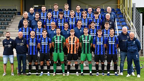 4. Reihe (Hinterste Reihe): Ingo Kraus (Betreuer) – Matthias Heinl – Lukas Bauer – Adrian Hoti – Alexander      Kautz – Patryk Bytomski – Jakob Höfler – Alexander Voigt (Betreuer)
3. Reihe: Rainer Lindner (Vorstand) – Marco Meierhöfer (Teammanager) – Jahi Sylejmani – Paul Brand – Christoph Sibler – Felix Behnke – Moritz Hügel – Kurt Seggewiß (Vorstand)
2. Reihe: Christoph Fenninger – Niklas Lang – Jürgen Pankoff-Sosnowski (Torwarttrainer) –
Michael Riester (Trainer) – Jonas Heimerl (Co-Trainer) – Michael Lummer – Martin Ruda
1. Reihe: Marco Lorenz (Sportlicher Leiter) – Michael Kurz (Vorstand) – Moritz Zeitler – Lukas Schaller – Eldin Bećić – Max Wißmann – Jannik Schmutzer – Patrik Vacek – Daniel Krlička – Rüdiger Hügel (Sportdirektor) – Martin Lang (Betreuer)