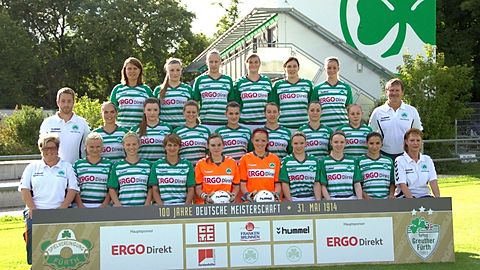 hinten v. l.: Nadine Perlwitz, Larissa Schwabe, Francesca Hau, Silke Dorner, Jasmina Carosella, Annalena Merkel

mitte v. l.: Trainer Stefan Sattler, Jenny Roßmeißl, Michelle Schwabe, Theresa Ratei, Vanessa Faßold, Carolin Adlung, Katja Pfann, Kim Josephus, Teamarzt Dr. Rupert Purucker

vorne v. l.: Teambetreuerin Michaela Felbinger, Luisa Scheuerbrand, Kathrin Krämer, Sarah Bößl, Janina Leipold, Sandra Klug, Sabrina Kühnlenz, Nadine Lang, Keziban Ugurlu, Teambetreuerin Anja Leipold

(c) Frank Kreuzer