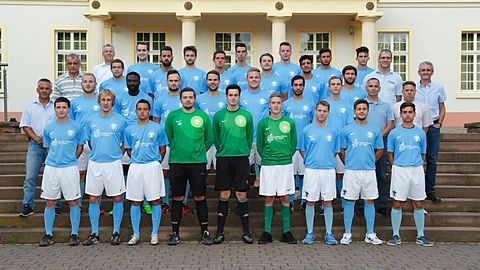 Vordere Reihe: Ivo Ritter, Mark Frick, Tobias Hertel, Felix Hinz, Alexander Faßbender, Martin Ganth, Christian Treder, Andre Kupceric, Emre Kaya,
Zweite Reihe: SPA Steven Lee, David Weiß, Hamed Toure, Alexander Popp, Kai Linse, Alexander Purbs, Toni Abdel Malik, Michael Eich, Trainer Bernd Egner, TW-Trainer Marc Elfner,
Dritte und vierte Reihe: Jugendleiter Eddie Lee, Betreuer Uwe Weber, Enrico Vittadello, Patrick Kabrhel, Daniel Sturm, Philipp Bayer, Benjamin Krämer, Flamur Rukovci, Daniel Proba, Daniel Geerken, Ahmed Iheb Oskar Nasr, Aziz Mutlu, Dennis Geschwill, Joao Manuel Pais Goncalves, Vorsitzender Armin Kheil, SPA Andreas Hagmann