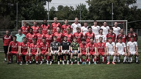 h.R.v.L.: Timon Meier, Dirk Steigert, Ibrahim Idris, Janek Bader, Luke Strobach, Jens Allgaier, Johannes Müller, Fabio Trappmann, Benjamin Schmidt, Alexander Schmidt 

m. R. v. L.: sportlicher Leiter Nico Capilluto, 1. Vorstand Dr. Boris Zoch, Kelvin Osifo, Darwin Schimmele, Florian Heupel, Artjom Gordijenko, Elias Castano Bader, Kolja Spazier, Tim Chromik, Michael Vögtle, Trainer 2. Mannschaft Elias Seeburger, Co-Trainer 1. Mannschaft Sven Althauser, Trainer 1. Mannschaft Maxhun Haxhija

v.R.v.L.: Lucas Schneider, Linus Ganser, Yanik Schätze, Giuliano Carrieri, Julian Meier, Rick Petersen, Nicklas Pflug, Gemino Capilluto, Marlon Kenz, Vincenzo Tassone, Anton Gamerdinger, Lennart Seeburger, Nils Martin
