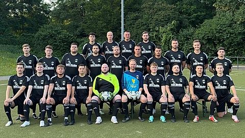 Hintere Reihe v.l.: A. Biell, L. Banko, P. Hevendehl, M. Zwick
Mittlere Reihe v.l.: M. Sons, J. Melzer, N. Gegic, Y. Gräf, Y. Berg, J. Schneider, N. Motzkuhn, R. Joosten, N. Buchwald, H. Grobelny (Physio)
Vordere Reihe v.l.: M. Effkemann, I. Celik, L. Liebelt, A. Motzkuhn, J. Scheiwe, C. Hübers, N. Gregorius, L. Kisker, K. Morawietz, D. Grossmann
Es fehlen: M. Berger, C. Grams, T. Herrmanns, P. Niesigk, L. Schneider, B. Sons, J. Viefhaus, N. Wagner, A. Kahnert, C. Knepper, E. Hiller, C. Horn, F. Schartenberg