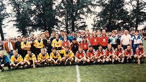 Die Landesligamannschaft des VfB Zittau (rechts in rot), im Testspiel gegen die Bundesligamannschaft des 1. FC Dynamo Dresden (links in gelb) am 18.06.1995 auf dem Nebenplatz des Weinaustadions vor zirka 5.000 Zuschauern.