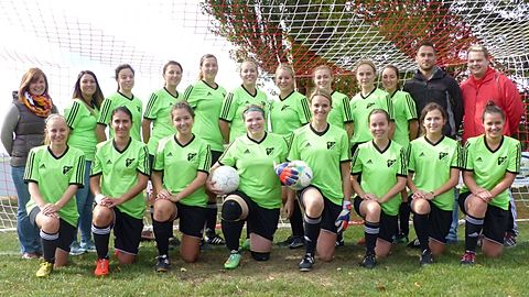 Die Damenmannschaft des FC Maihingen von links stehend; Trainerin Martina Klaus, Nina Lämmer, Nicole Seefried, Judith Fischer, Carolin Stimpfle, Natalie Faas, Andrea Koukol, Sarah Klaus, Bettina Kirst, Manuela Klier und die Trainer Michael Klaus und Alexander David.
Vorne: Alina Lang, Magdalena Stimpfle, Jana Uhl, Anne Lasser, Franziska Bayrle, Carolin Koukol, Lisa Koukol und Isabell Kratzer.