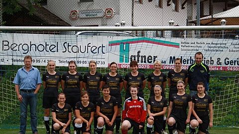 oben links: Möschl Andy, Ramona, Jakob Jessika, Schwarzensteiner Katrin, Staudacher Yvonne, Biskupek Sabine, Weinzierl Tanja, Glashauser Sandra, Ritzinger Michael.
unten links: Plankl Kathrin, Strohmeier Lisa, Reuß Kerstin, Karg Carina, Marxt Isabella, Nömeier Tanja, Leeb Julia