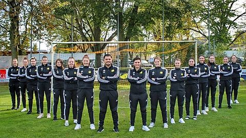 Von hinten links: Rebecca Kuhn, Antonia Müller, Gina Reichling, Valentine Klein, Birthe Roth, Claudia Rößler, Alina Lattayer, Andreas Köhler Von hinten recht: Adriana Brancovic, Kim Weick, Anastasia Peno, Luisa Knapp, Lorin Shabudack, Mareike Müller, Julia Müller, Selina Liotta Es fehlt: Sonja Hähnel, Alina Traub, Eray Göz