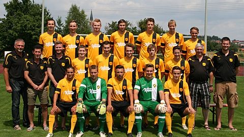 stehend hinten v.l. Mario Zettl, David Käser, Uli Salatmeier, Christoph Behr, Christoph Palzer, Stefan Würdinger, Michael Scheibl; stehend Mitte v.l. 1. Vorstand Rudi Emmer, Trainer Chris Baier, Abteilungsleiter Daniel Kiermeier, Christian Unrecht, Alex Hilkinger, Andreas Pfefferkorn, Uli Fischhold, Chris Baier jun., 2. Vorstand und Betreuer Günter Mailhammer, Betreuer Christoph Stampflmeier; sitzend v.l. Florian Anetsberger, Josef Würdinger, Simon Kojic, Dominik Dippl, Patrick Drofa
